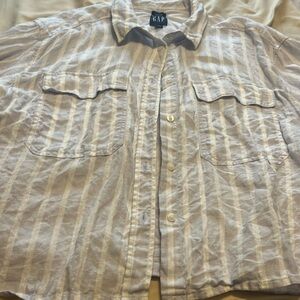 GAP new cropped linen blouse . Size L Front pockets . Long sleeved .